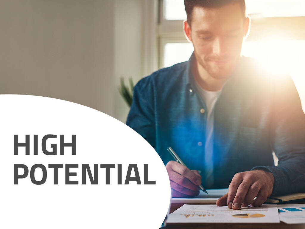 Colaborador High Potential trabalhando em uma mesa