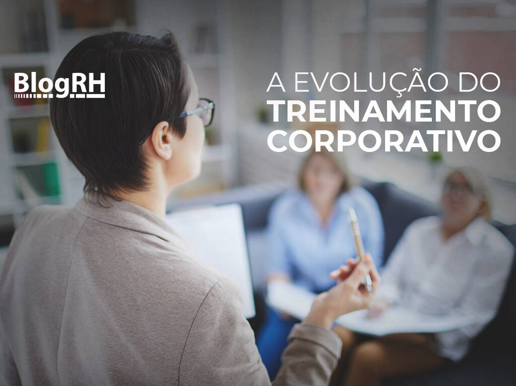Foto de uma mulher de costas aplicando um treinamento corporativo para outras duas pessoas