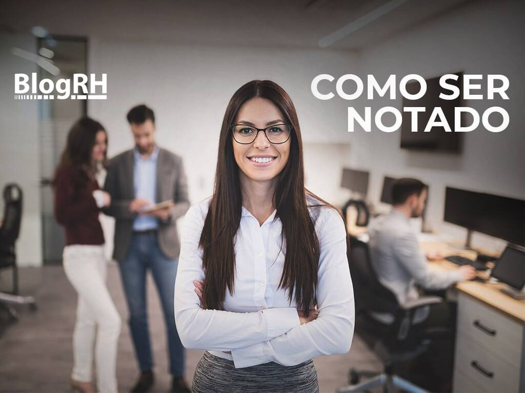 Mulher sorridente em destaque após ser notado pelo seu chefe e duas pessoas conversando ao fundo