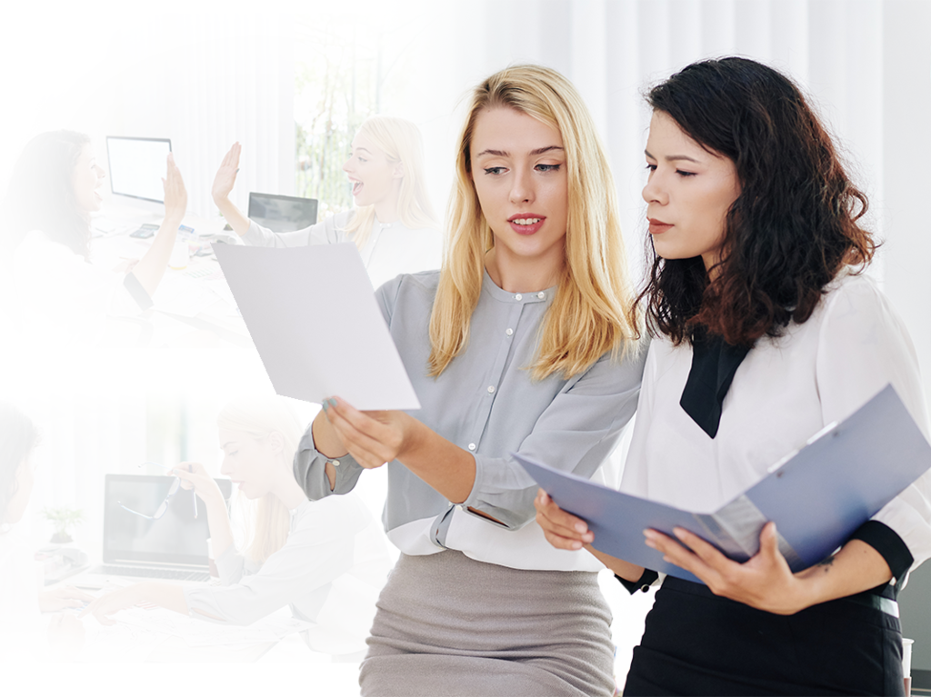 Duas mulheres dialogando acerca de uma avaliação de desempenho
